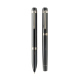Vue de face du stylo à bille et du roller noirs assortis, avec finition brillante, clips métalliques argentés et bagues décorati Vue de face du stylo à bille et du roller noirs assortis, avec finition brillante, clips métalliques argentés et bagues décorati