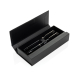 Coffret noir ouvert contenant le stylo à bille et le roller maintenus côte à côte par une bande textile, avec couvercle relevé e Coffret noir ouvert contenant le stylo à bille et le roller maintenus côte à côte par une bande textile, avec couvercle relevé e