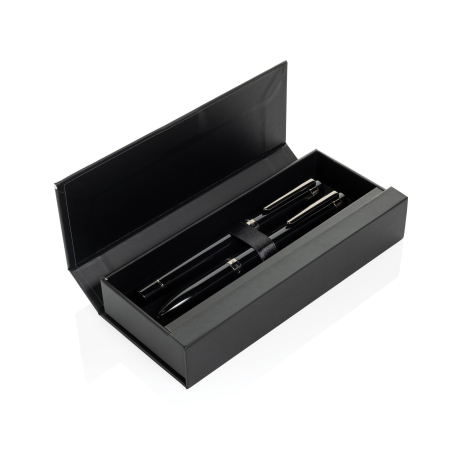 Coffret noir ouvert contenant le stylo à bille et le roller maintenus côte à côte par une bande textile, avec couvercle relevé e
