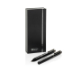 Coffret noir fermé présenté verticalement derrière le stylo à bille et le roller disposés au premier plan, avec une bande argent Coffret noir fermé présenté verticalement derrière le stylo à bille et le roller disposés au premier plan, avec une bande argent