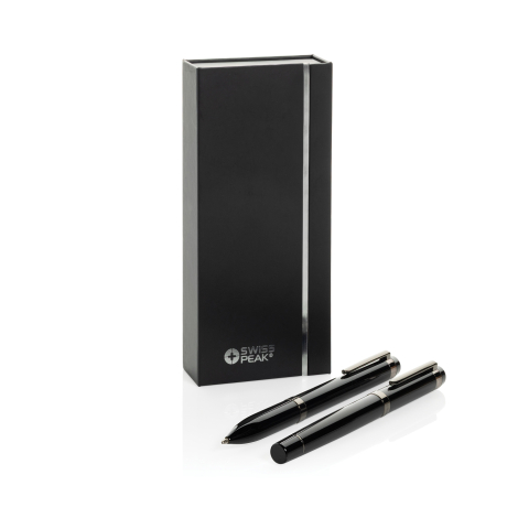 Coffret noir fermé présenté verticalement derrière le stylo à bille et le roller disposés au premier plan, avec une bande argent