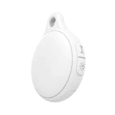 Localisateur blanc présenté de trois quarts, avec grande face circulaire lisse, œillet d’accroche supérieur et deux boutons laté