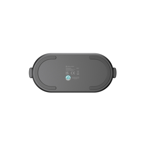 Vue du dessous d’une enceinte portable noire avec base ovale, patins antidérapants et informations réglementaires imprimées au c