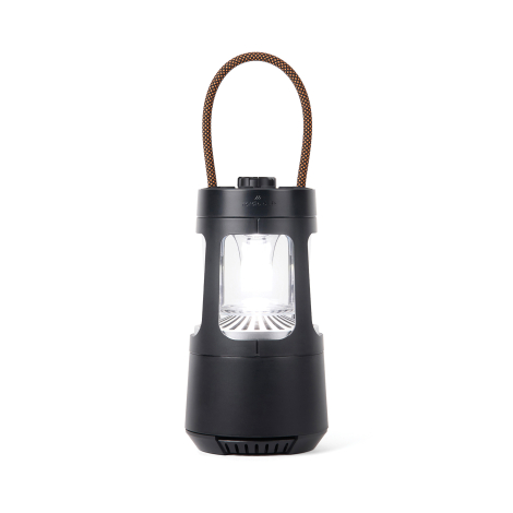 Lanterne de camping allumée diffusant une lumière blanche, présentée de face avec poignée de suspension relevée, sans marquage v
