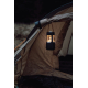 Lanterne de camping suspendue à l'entrée d'une tente et diffusant une lumière chaude, avec poignée de suspension en corde dans u Lanterne de camping suspendue à l'entrée d'une tente et diffusant une lumière chaude, avec poignée de suspension en corde dans u