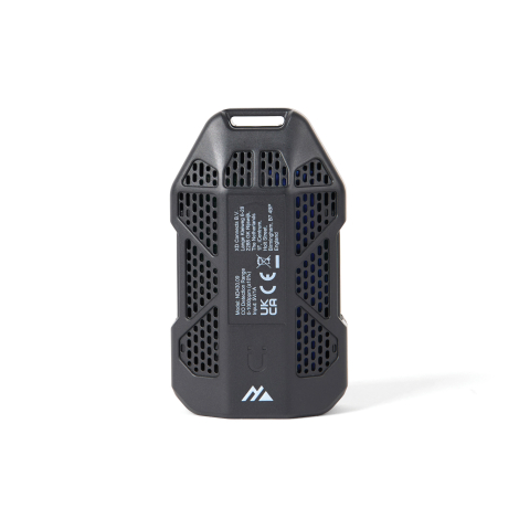 Face arrière du détecteur de monoxyde de carbone avec grilles d'aération, marquages techniques du fabricant et motif graphique v