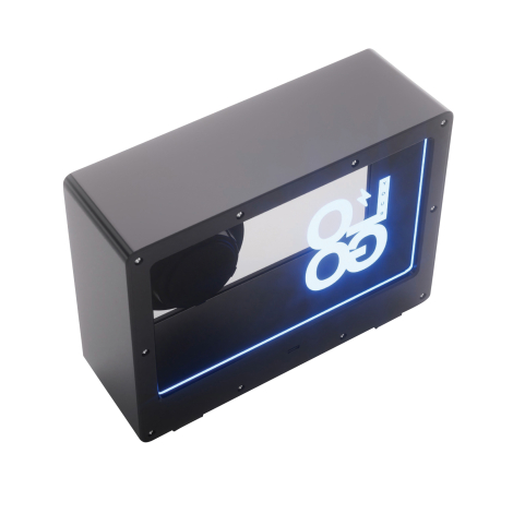 Vue arrière de trois quarts d’une enceinte noire, montrant son boîtier profond, le panneau translucide éclairé en bleu et un mar