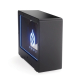 Vue arrière latérale d’une enceinte noire à boîtier profond, avec façade translucide éclairée en bleu et marquage lumineux visib Vue arrière latérale d’une enceinte noire à boîtier profond, avec façade translucide éclairée en bleu et marquage lumineux visib