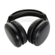 Casque audio noir replié en vue rapprochée, montrant les coussinets épais, les boutons de commande, un port USB-C et une prise a Casque audio noir replié en vue rapprochée, montrant les coussinets épais, les boutons de commande, un port USB-C et une prise a