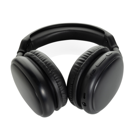 Casque audio noir replié en vue rapprochée, montrant les coussinets épais, les boutons de commande, un port USB-C et une prise a