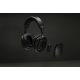 Vue éclatée sur fond sombre d’un casque audio noir, avec un écouteur ouvert montrant le logement de la batterie, la batterie amo Vue éclatée sur fond sombre d’un casque audio noir, avec un écouteur ouvert montrant le logement de la batterie, la batterie amo