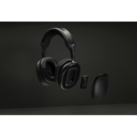 Vue éclatée sur fond sombre d’un casque audio noir, avec un écouteur ouvert montrant le logement de la batterie, la batterie amo