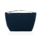 Vue arrière d’un sac isotherme bleu foncé à base élargie, avec couture verticale centrale, fermeture zippée supérieure et bandou Vue arrière d’un sac isotherme bleu foncé à base élargie, avec couture verticale centrale, fermeture zippée supérieure et bandou