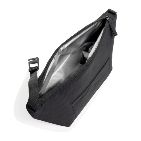 Sac isotherme noir ouvert en vue plongeante, montrant son compartiment intérieur à doublure métallisée, la fermeture zippée et l