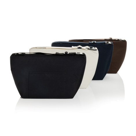 Composition de quatre sacs isothermes noir, blanc, bleu foncé et marron disposés en perspective, avec poche extérieure frontale 