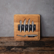 Set à fromage disposé verticalement sur une table en bois, avec cinq couteaux en acier inoxydable intégrés dans les découpes de 