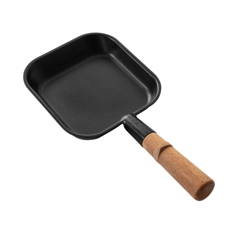 Poêlon carré noir vu de trois quarts, doté d’un manche cylindrique en bois clair.