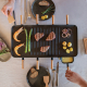 Appareil à raclette utilisé à table, avec viandes, crevettes, asperges, pommes de terre et oignons disposés sur la plaque de cui Appareil à raclette utilisé à table, avec viandes, crevettes, asperges, pommes de terre et oignons disposés sur la plaque de cui
