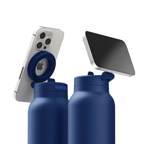 Gros plan sur deux gourdes bleues équipées de leur support circulaire articulé, avec smartphones positionnés verticalement et ho
