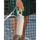 Femme sur un court de tennis tenant une raquette, une balle et une gourde beige par l’anneau intégré à son bouchon. Femme sur un court de tennis tenant une raquette, une balle et une gourde beige par l’anneau intégré à son bouchon.