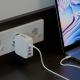 Chargeur alimentant un ordinateur portable.