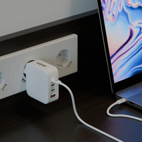Chargeur alimentant un ordinateur portable.