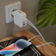 Chargeur avec plusieurs câbles connectés.