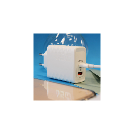 Chargeur secteur blanc présenté sur un fond bleu, avec un câble connecté au port USB-C et le port USB-A visible. Une inscription