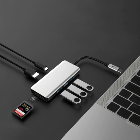 Hub avec cartes mémoire, clés USB et câbles.