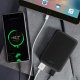 Batterie externe alimentant plusieurs appareils.v