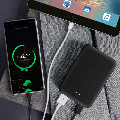 Batterie externe alimentant plusieurs appareils.v
