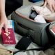 Adaptateur universel placé dans une valise.
