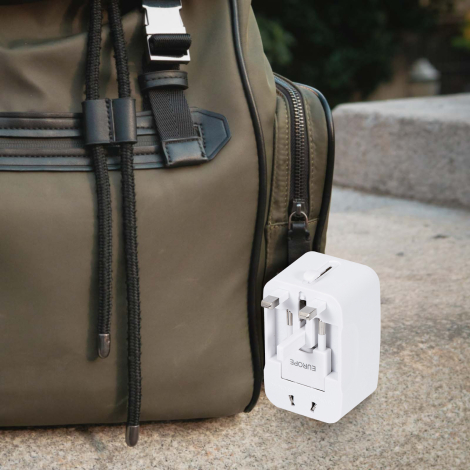 Adaptateur présenté avec un sac de voyage.