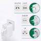 Adaptateur universel branché sur une prise secteur.