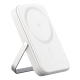Batterie de secours magnétique blanche au format compact, avec zone de charge sans fil et support rabattable intégré permettant Batterie de secours magnétique blanche au format compact, avec zone de charge sans fil et support rabattable intégré permettant
