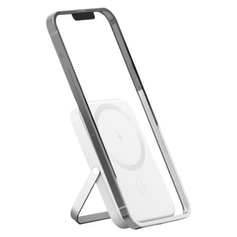 Batterie utilisée comme support de smartphone en position verticale grâce à son pied rabattable intégré.