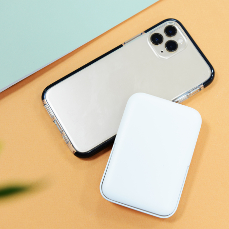 Batterie de secours présentée à proximité d’un smartphone, illustrant son format compact et facilement transportable.