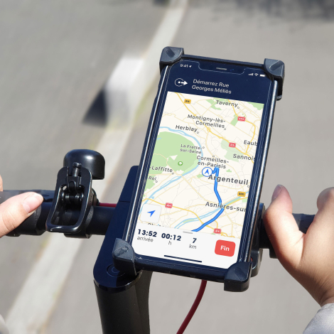 Smartphone sur guidon de trottinette avec GPS.