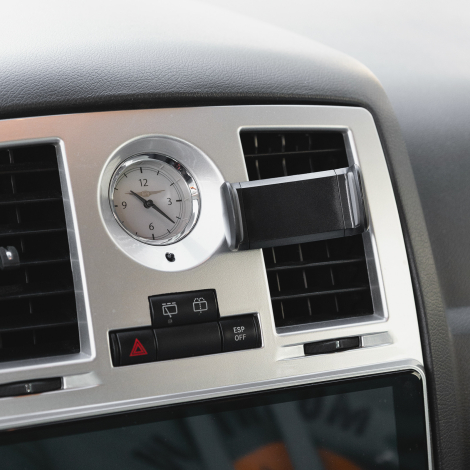 Support fixé sur une grille d’aération.