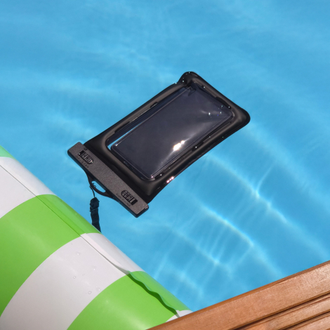 Étui étanche noir flottant à la surface d’une piscine.