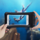 Étui étanche avec smartphone tenu horizontalement en milieu aquatique. Étui étanche avec smartphone tenu horizontalement en milieu aquatique.