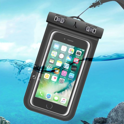 Smartphone dans son étui étanche partiellement immergé dans l’eau.