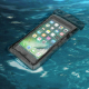 Étui étanche avec smartphone flottant à la surface de l’eau. Étui étanche avec smartphone flottant à la surface de l’eau.