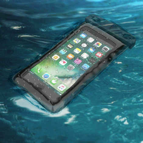 Étui étanche avec smartphone flottant à la surface de l’eau.