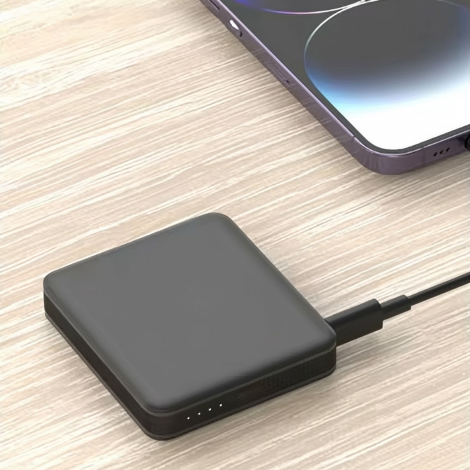 Batterie externe rechargeant un smartphone.