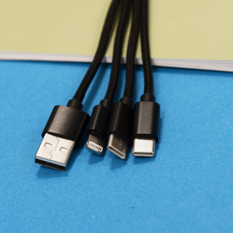 Connectiques USB-A, USB-C et Lightning.
