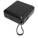 Batterie de secours noire de forme carrée aux angles arrondis, présentée de trois quarts avec dragonne intégrée. Les ports USB e