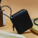 Batterie de secours noire présentée en situation, posée verticalement avec sa dragonne et un connecteur intégré visible. Aucun m
