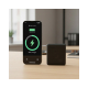 Batterie de secours noire présentée en situation à côté d’un smartphone affichant un écran de charge. Un marquage « Logiq » est Batterie de secours noire présentée en situation à côté d’un smartphone affichant un écran de charge. Un marquage « Logiq » est