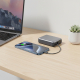 Batterie rechargeant un smartphone par câble intégré.